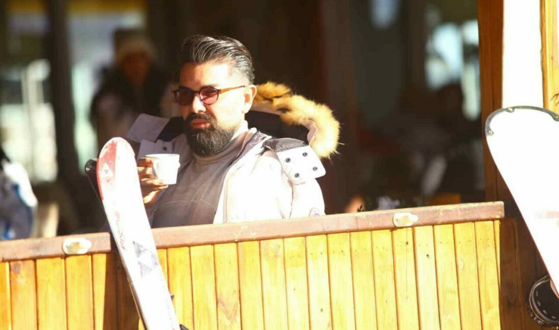 Ajda ve Tarkan gibi yaşıyorum şöhreti değil ailemi tercih ettim Bursa’da sahnede tabuttan çıkarak konser veren ünlü sanatçı Mehmet Çevik