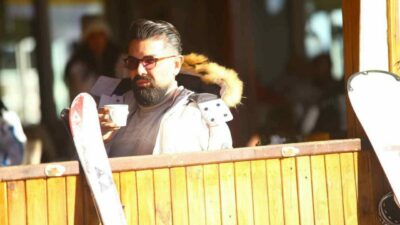 Bursa’da sahnede tabuttan çıkarak konser veren ünlü sanatçı Mehmet Çevik