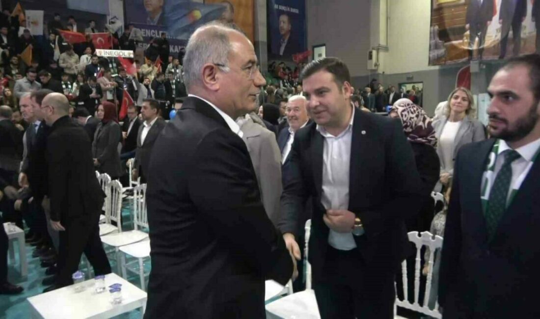 Ana muhalefetin hangi elini cebine atsa kırmızı kart çıkacağını belirten