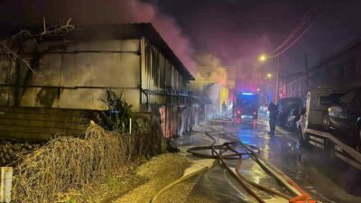 Bursa’da oto galeriye ait park alanında çıkan yangında 10 araç