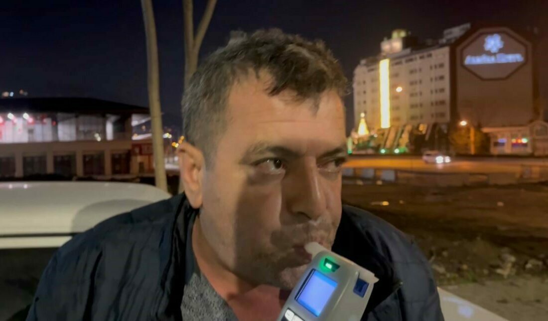 Alkol denetimine takılan sürücü: Yok ağabey kaçmadım, yatacağım ben burada Bursa’da alkol denetimini gören bir sürücü, denetimden kaçmak için ara