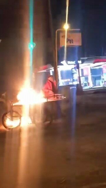 Alkollü şahıs ekmek teknesini ateşe verip başında oturdu Bursa’nın İnegöl ilçesinde alkollü şahıs ekmek teknesini ateşe verip başında