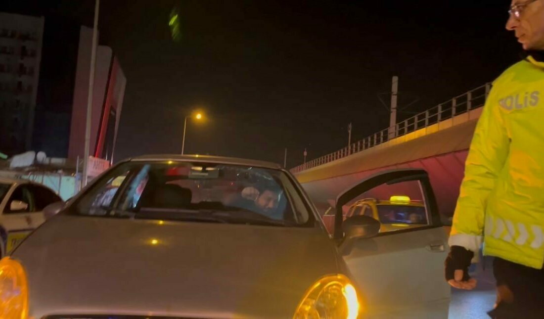 Alkollü sürücü polise yakalandı, aracının ön camını yumrukla parçaladı Bursa’da polis, teslim edecek ayık sürücü bulamayınca otomobili otoparka çekmek