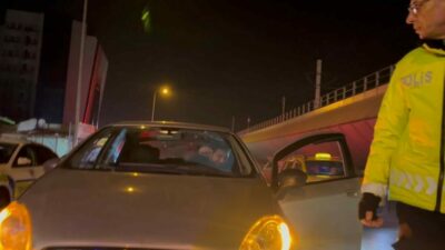 Bursa’da polis, teslim edecek ayık sürücü bulamayınca otomobili otoparka çekmek