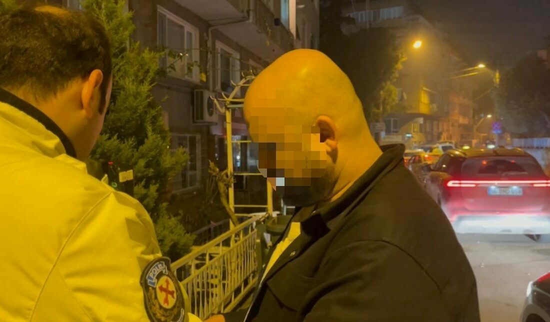 Alkolmetreyi üflemedi, gazetecinin üzerine yürüyerek hakaret ve tehdit etti Bursa’da uygulama yapan trafik ekiplerine yakalanan sürücü, polislerin meslektaşı olduğunu,