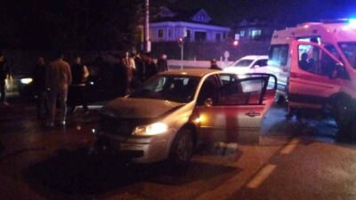 Bursa’nın İnegöl ilçesinde ambulansa yol vermek isterken 2 otomobil çarpıştığı
