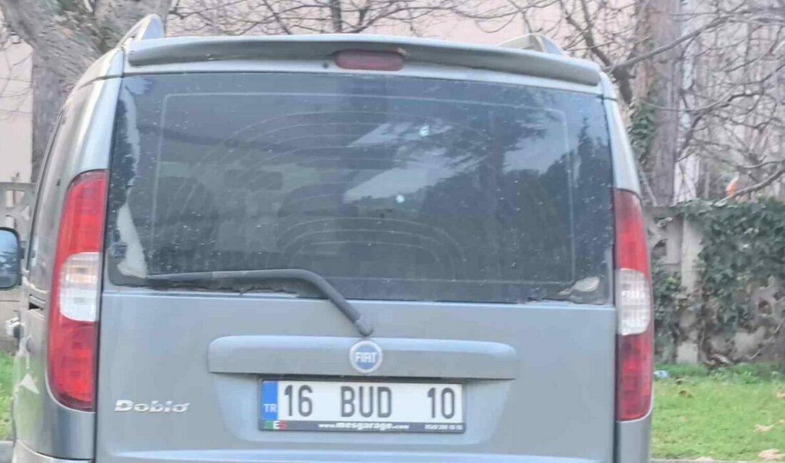 Kurşunların isabet ettiği kamyonet delik deşik oldu Bursa’nın İnegöl ilçesinde park halindeki kamyonet, nereden atıldığı belli olmayan