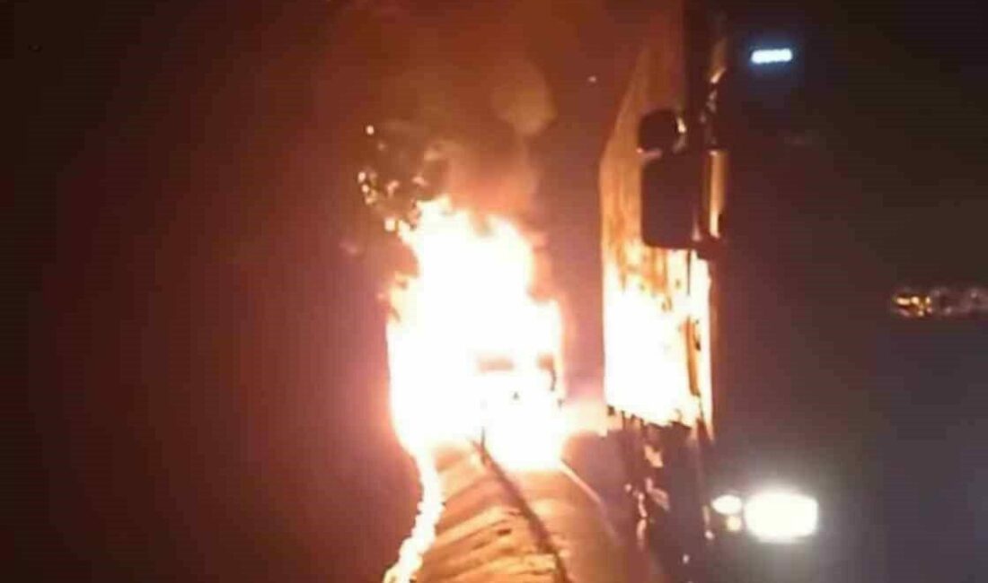 Arıza yapan tır alev topuna döndü Bursa’da seyir halindeyken arıza yapan tır, alevlere teslim oldu. İtfaiye