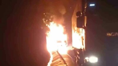 Bursa’da seyir halindeyken arıza yapan tır, alevlere teslim oldu. İtfaiye