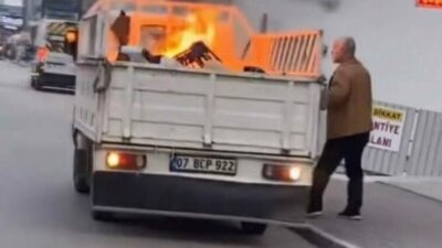 Bursa’da seyir halindeki kamyonetin kasasına düşen sigara taşınan malzemeleri tutuşturdu.