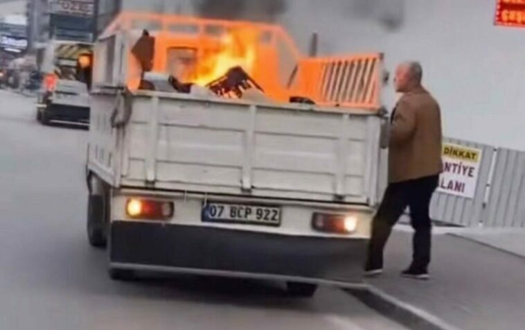 Attığı sigara kamyonetin kasasındaki malzemeleri tutuşturdu Bursa’da seyir halindeki kamyonetin kasasına düşen sigara taşınan malzemeleri tutuşturdu.