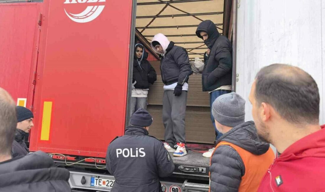 Avrupa’ya kaçmak isteyen göçmenler tır dorsesinde yakalandı Bursa’nın İnegöl ilçesinde polis ekipleri, Avrupa ülkelerine kaçmaya çalışan 3