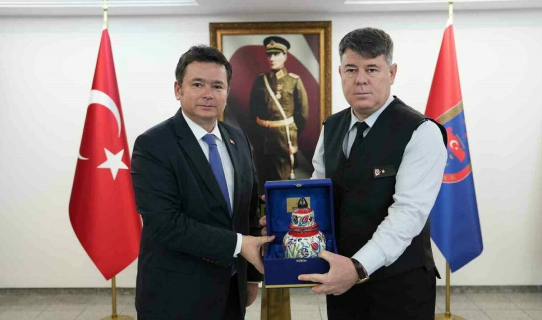 Başkan Aydın’dan Tuğgeneral Tataroğlu’na hayırlı olsun ziyareti Osmangazi Belediye Başkanı Erkan Aydın, Bursa İl Jandarma Komutanlığı görevine