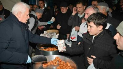 Mübarek üç ayların müjdecisi olan Regaib Kandilinde, Bursalılar camilere akın