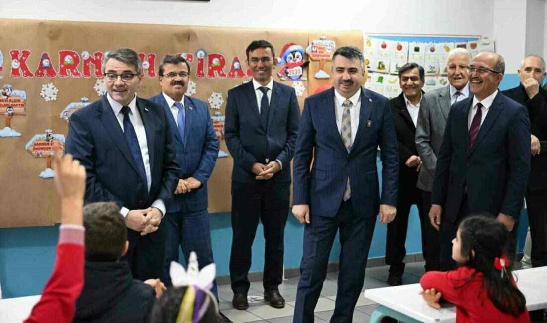 Başkan Yılmaz, öğrencilerin karne heyecanına ortak oldu Yıldırım Belediye Başkanı Oktay Yılmaz, Yıldırım İlçe Kaymakamı Metin Esen