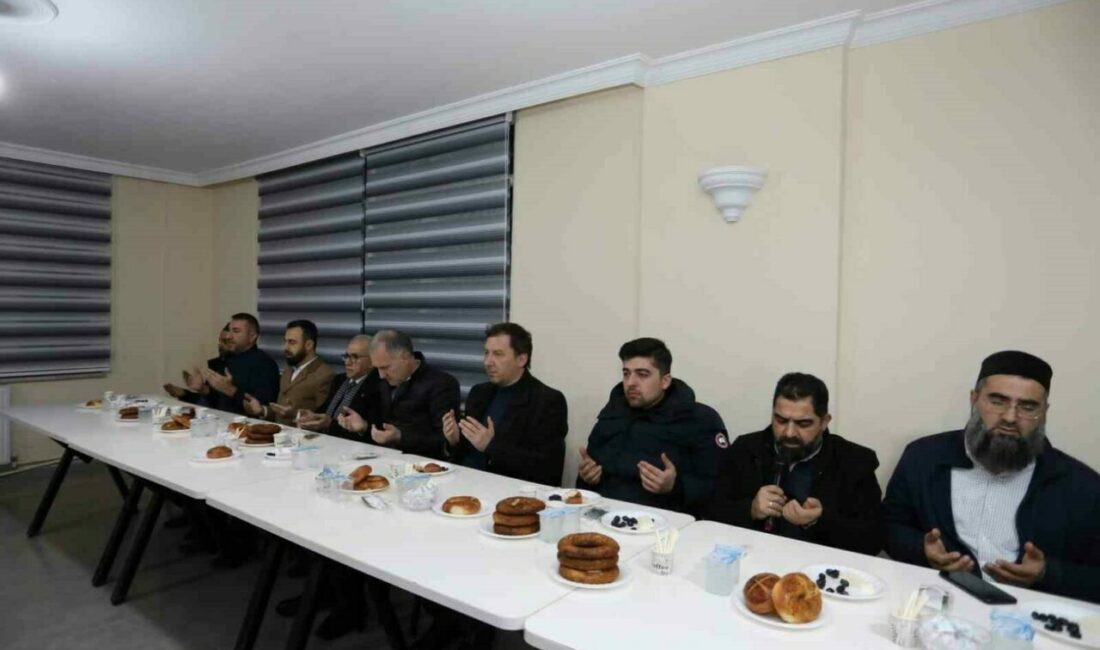 Bereket sofrası Üçevler camiinde kuruldu Belediye Başkanı Alper Taban, Bereket Sofrası buluşmaları kapsamında bu sabah