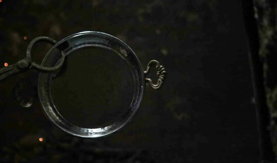 Bir el sanatında sona doğru: Kalaycılık Bursa’da babasından öğrendiği kalaycılık mesleğini 45 yıldır devam ettiren 55