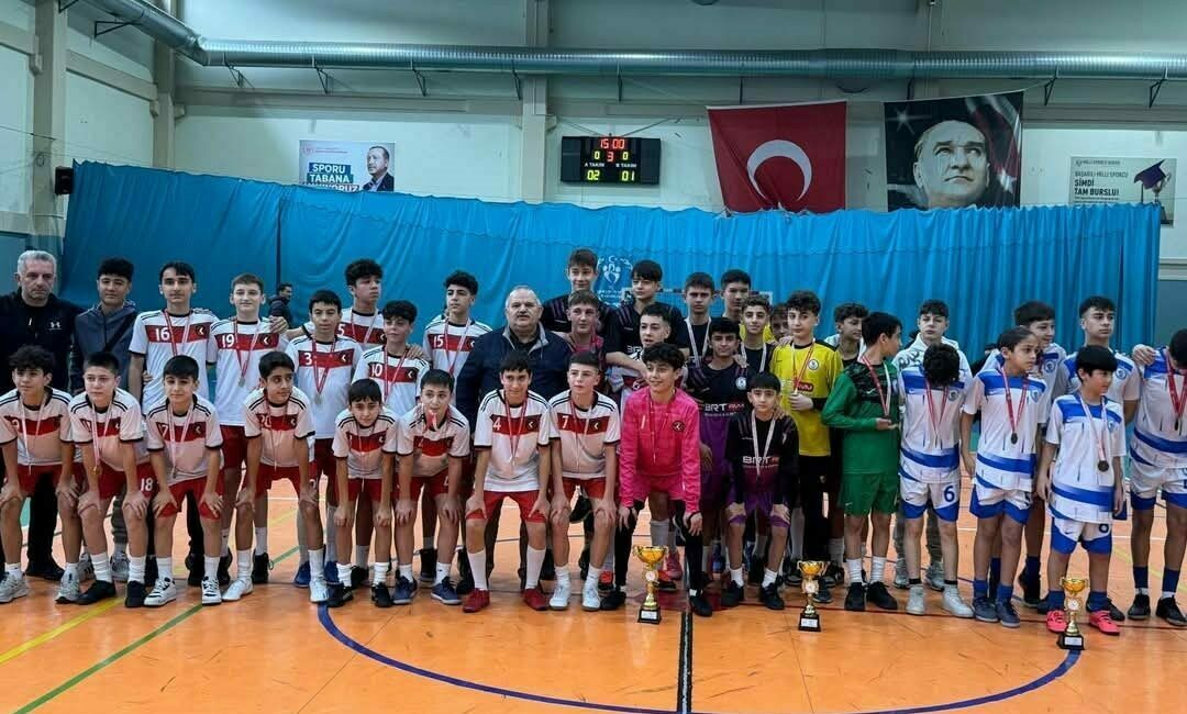 Bir günde 3 şampiyonluk Bir günde üç farklı kategoride şampiyonluk yaşayan Macide Gazioğlu Kükürtlü
