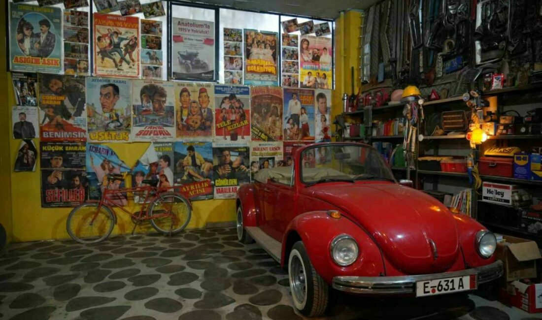 Bu evi görenler film platosu sanıyor Bursa’da yaşayan Mehmet Nail (59), küçük yaşlardan bu yana biriktirdiği