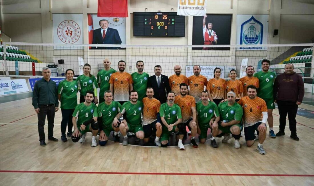 Bu maçın kaybedeni yok Bursa Belediyeler Birliği’nin düzenlediği Belediyeler Arası Voleybol Dostluk Turnuvası’nı izleyen