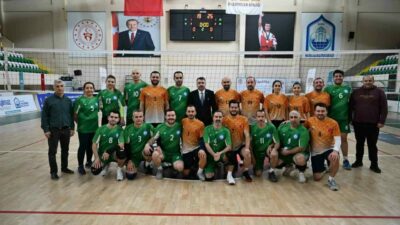 Bursa Belediyeler Birliği’nin düzenlediği Belediyeler Arası Voleybol Dostluk Turnuvası’nı izleyen