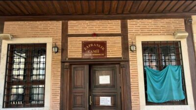Bursa’nın Osmangazi ilçesinde İstanbul’un fethinden önce yapılan tarihi camiye giren