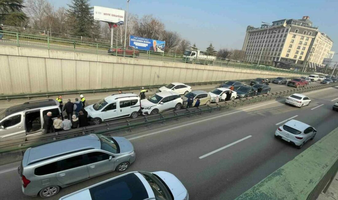 Bursa’nın Osmangazi ilçesinde 7 aracın karıştığı zincirleme kazasında araçlar birbirine