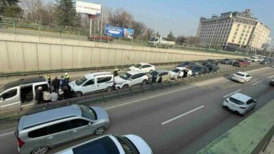 Bursa’nın Osmangazi ilçesinde 7 aracın karıştığı zincirleme kazasında araçlar birbirine