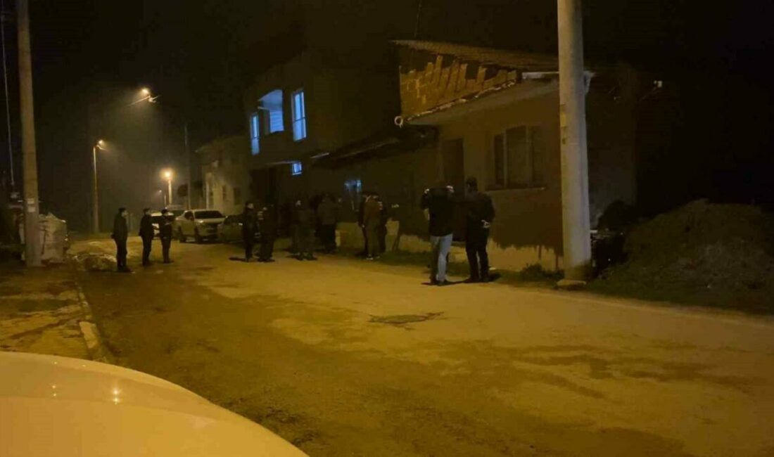 Bursa’da bir evi kundakladığı iddia edilen şahıs bıçakla ekiplere direndi Bursa’nın İnegöl ilçesinde bir evi kundaklandığı iddia edilen şüpheli, jandarma