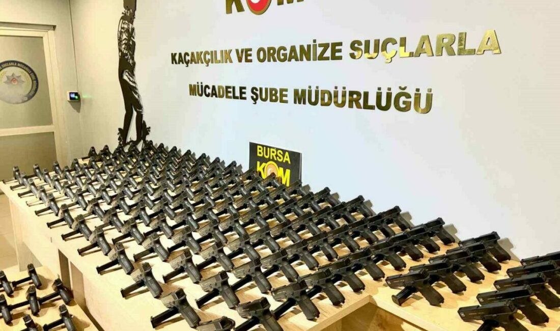 Bursa’da büyük silah operasyonu Bursa’da KOM polisi yaptığı operasyonda 9’u üretilmesi ve satışı yasak