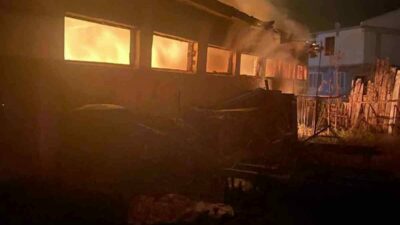 Bursa’nın İnegöl ilçesinde büyükbaş hayvan çiftliğinde çıkan yangın, itfaiye ekipleri