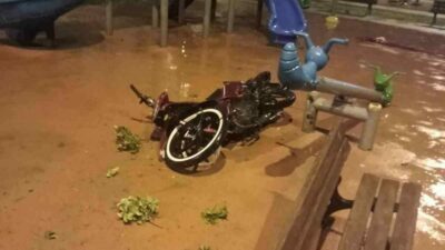 Bursa’da yağışlı havanın etkisiyle kontrolden çıkıp parka dalan motosiklet sürücüsü