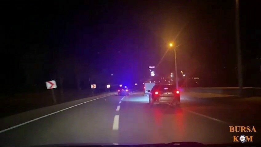 Bursa’da film gibi operasyon kamerada Bursa KOM’un silah tacirlerine yaptığı operasyon film sahnelerini aratmadı. Farklı
