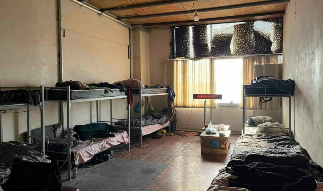 Bursa’da göçmen kaçakçılığı operasyonu: 2 şüpheli yakalandı, 11 göçmen sınır dışı edildi Bursa’da göçmen kaçakçılarına karşı yapılan çalışmada organizatör 2 şüpheli yakalanırken,