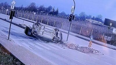 Bursa’nın İnegöl ilçesinde iki otomobilin çarpıştığı kazada 4 kişi yaralandı.