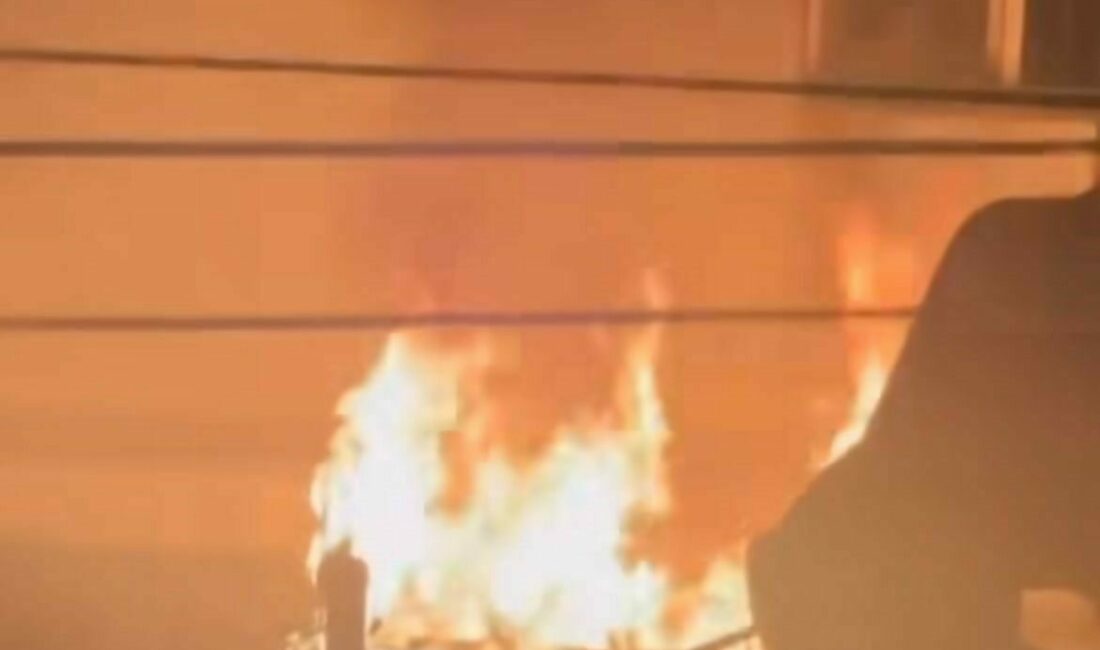 Bursa’da ısınmak için yaktıkları ateş parktaki oyun gruplarını küle çevirdi Bursa’da üşüdükleri için çocuk parkında ateş yakmak isteyen gençler parkta