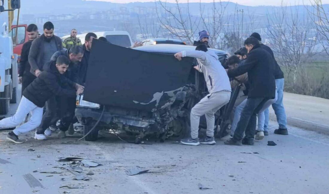 Bursa’da kamyon ile otomobil kafa kafaya çarpıştı: Araçta sıkışan sürücüyü vatandaşlar kurtardı Bursa’nın İnegöl ilçesinde kamyonla kafa kafaya çarpışan otomobilde sıkışan sürücü,