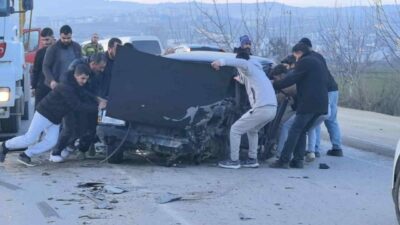 Bursa’nın İnegöl ilçesinde kamyonla kafa kafaya çarpışan otomobilde sıkışan sürücü,