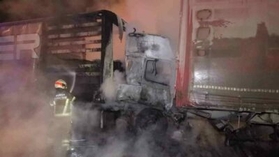 Bursa’nın İnegöl ilçesinde meydana gelen kazada kontrolden çıkan sunta yüklü
