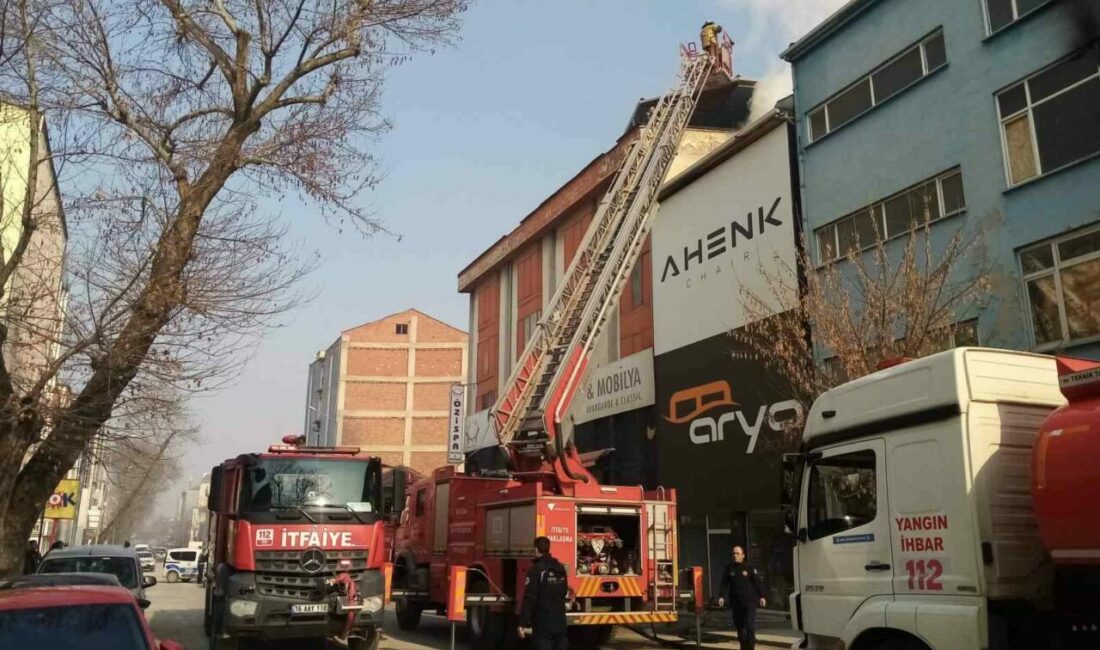 Bursa’da mobilya imalathanesinde yangın Bursa’nın İnegöl ilçesinde faaliyet gösteren bir mobilya imalathanesinin çatısında yangın