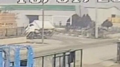 Bursa’nın İnegöl ilçesinde otomobil ile çarpışan kamyonet devrildi, 2 sürücü