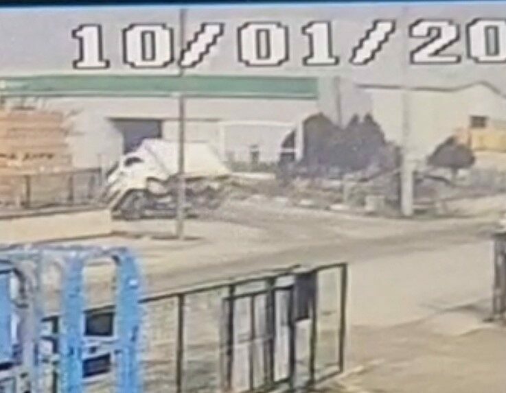 Bursa’da otomobil ile kamyonet çarpıştı Bursa’nın İnegöl ilçesinde otomobil ile çarpışan kamyonet devrildi, 2 sürücü