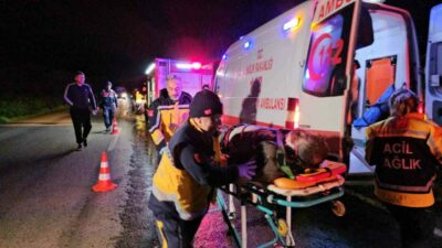 Bursa’da otomobil ile tır kafa kafaya çarpıştı. Kazada otomobilde sıkışarak