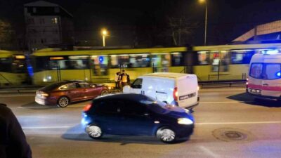 Bursa’da çarpışan araçlar bariyere çarparak durabildi. Kazada 1 kişi yaralandı.