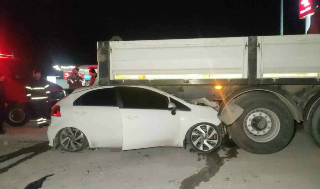 Bursa’da otomobil tırın altına girdi: 2 yaralı Bursa’nın Orhangazi ilçesinde meydana gelen trafik kazasında otomobil, önünde seyir