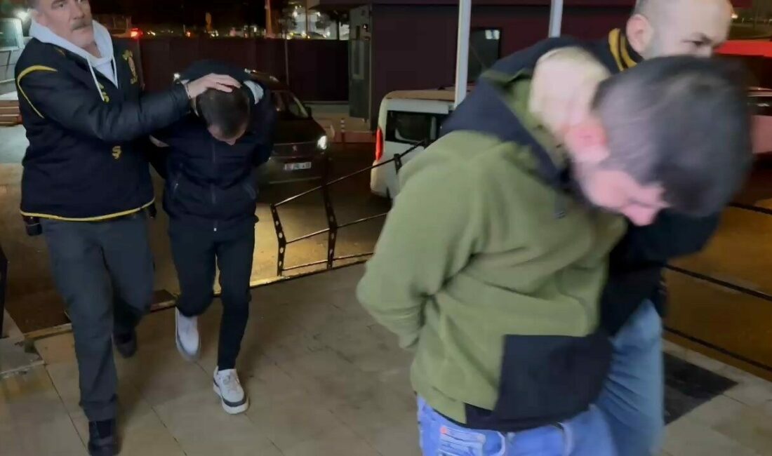 Bursa’da tekel bayi soyguncuları yakalandı Bursa’da silahla tekel bayiye giren 2 şüpheli içki, karton sigara