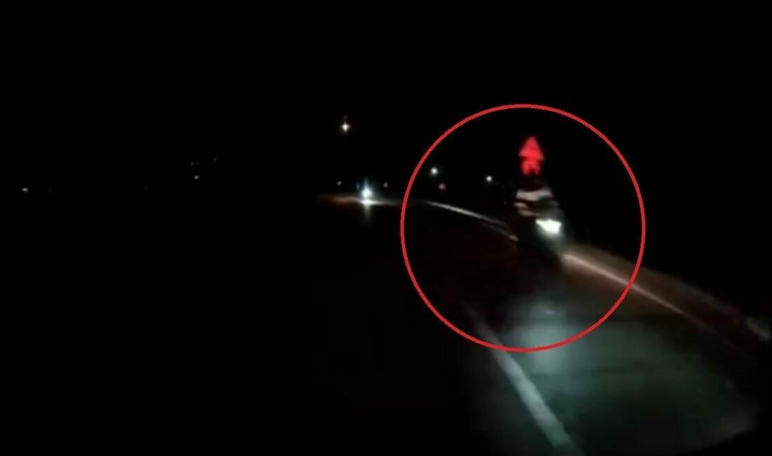 Bursa’da ters yöne giren taksi faciaya yol açtı: 2’si ağır 5 yaralı Bursa’da süratle ilerleyen motosikletli, müşteri taşıyıp ters yöne giren taksiyle