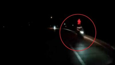 Bursa’da süratle ilerleyen motosikletli, müşteri taşıyıp ters yöne giren taksiyle