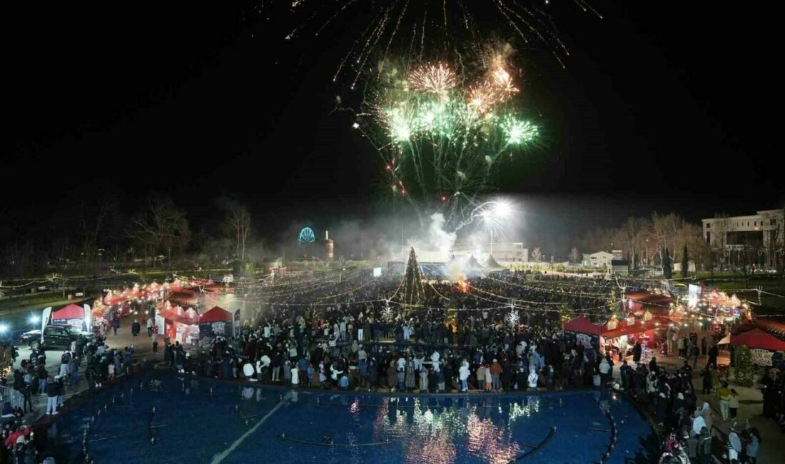 Bursa’da yeni yıl coşkusu Bursa Büyükşehir Belediyesi’nin hazırladığı ‘Bursa Yeni Yıl Meydanı’nı dolduran binlerce