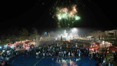 Bursa Büyükşehir Belediyesi’nin hazırladığı ‘Bursa Yeni Yıl Meydanı’nı dolduran binlerce